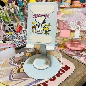 Snoopy phone stand